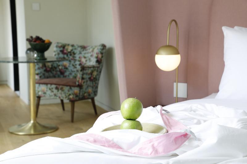 Gatsby Athens Hotell Eksteriør bilde A bedroom with a floor lamp